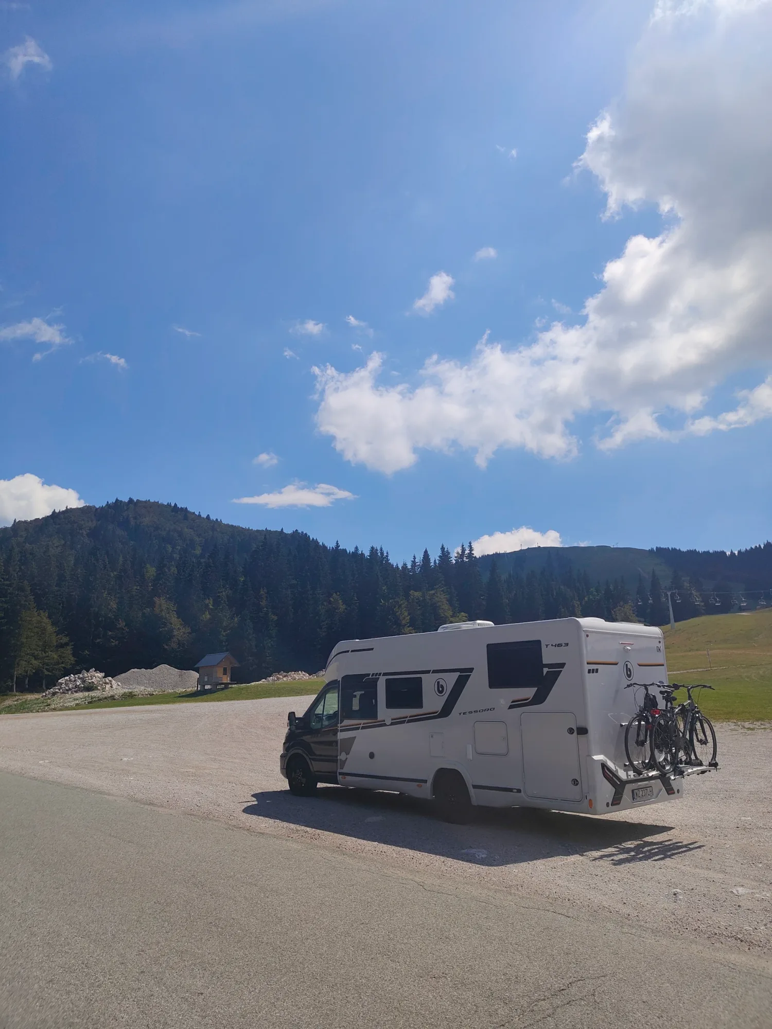 Kamper SoleTravel zaparkowany na trasie