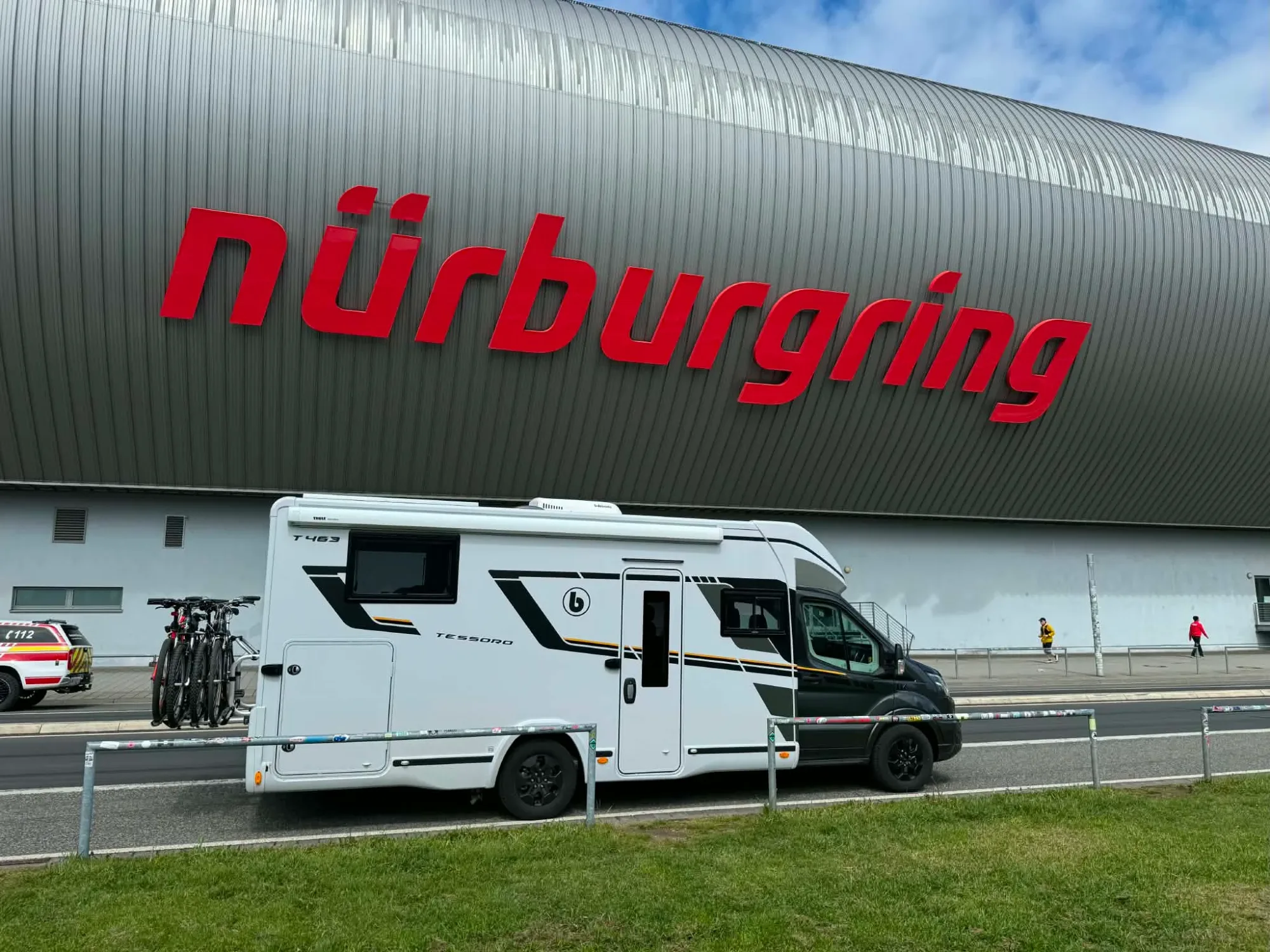 Kamper SoleTravel przed halą Nürburgring
