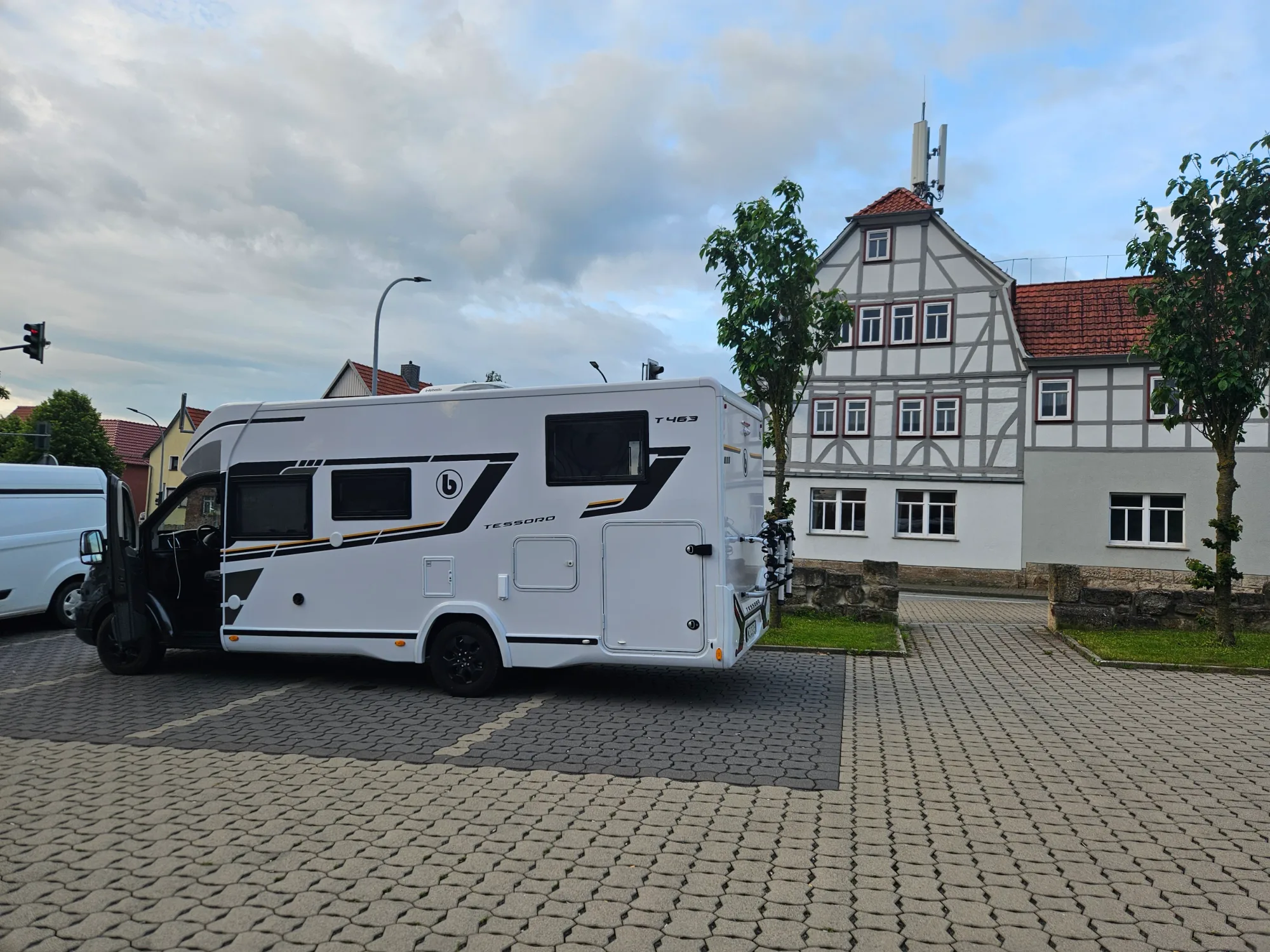 Kamper SoleTravel wśród nadmorskich drzew