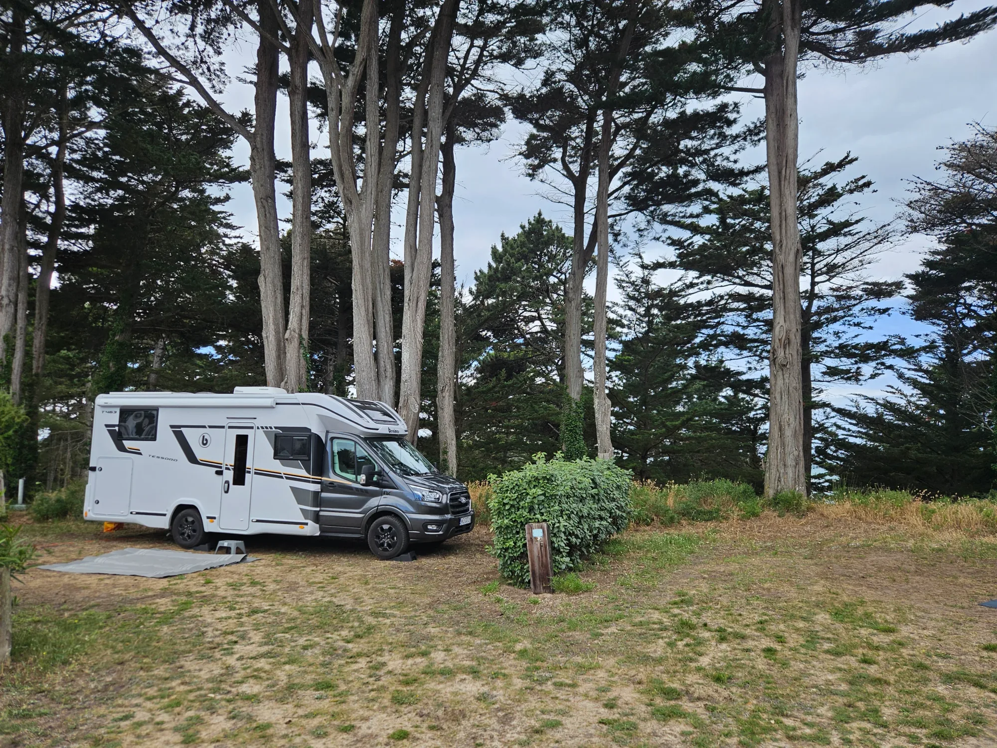 Kamper SoleTravel na rynku niemieckiego miasteczka